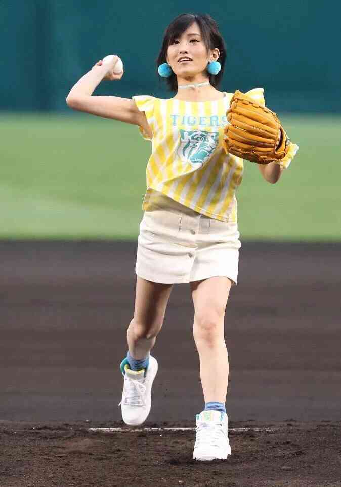 NMB48山本彩、ミニスカートで色白美脚披露「スタイル良い」と絶賛の声