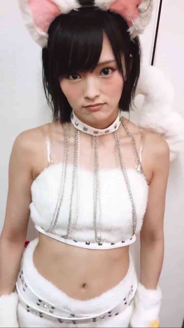 NMB48山本彩、ミニスカートで色白美脚披露「スタイル良い」と絶賛の声