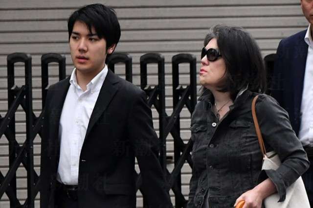 ヘンリー王子＆メーガン妃、チャリティイベントで堂々とキス交わす