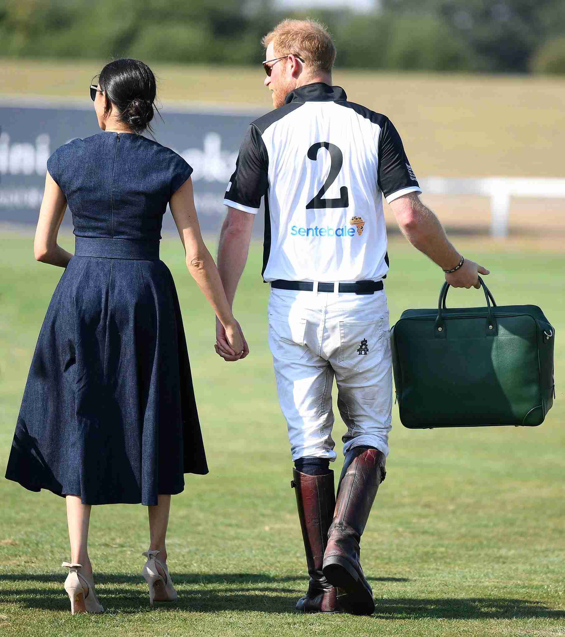 ヘンリー王子＆メーガン妃、チャリティイベントで堂々とキス交わす