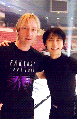 羽生結弦、サーシャ君との“天使すぎる1枚”が2万超反響　「破壊的可愛さ」の声も