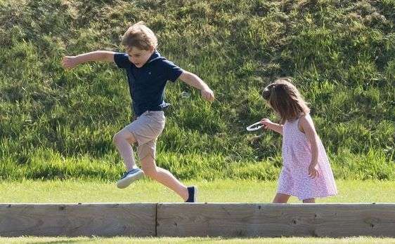 英国のジョージ王子が5歳に　弟生まれ「お兄さん」らしく
