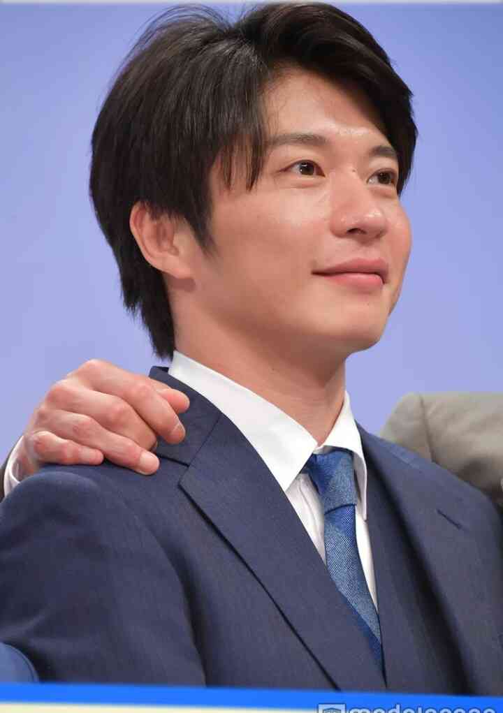 田中圭「割と濃厚」な“ガチキス”を披露しファン大興奮