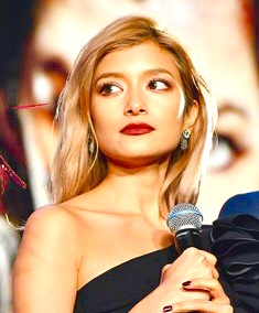 ローラ、イケメン外国人モデルと3ショット