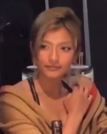 ローラ、イケメン外国人モデルと3ショット