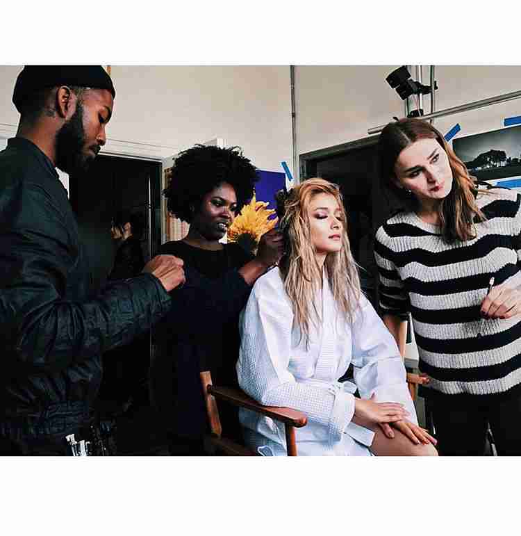 ローラ、イケメン外国人モデルと3ショット