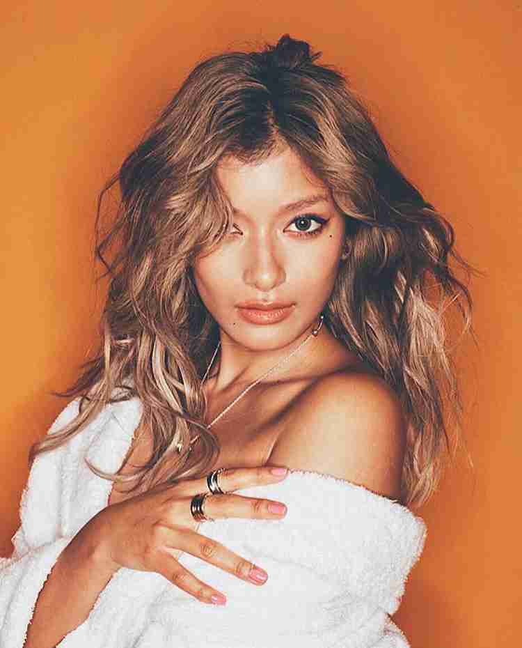 ローラ、イケメン外国人モデルと3ショット