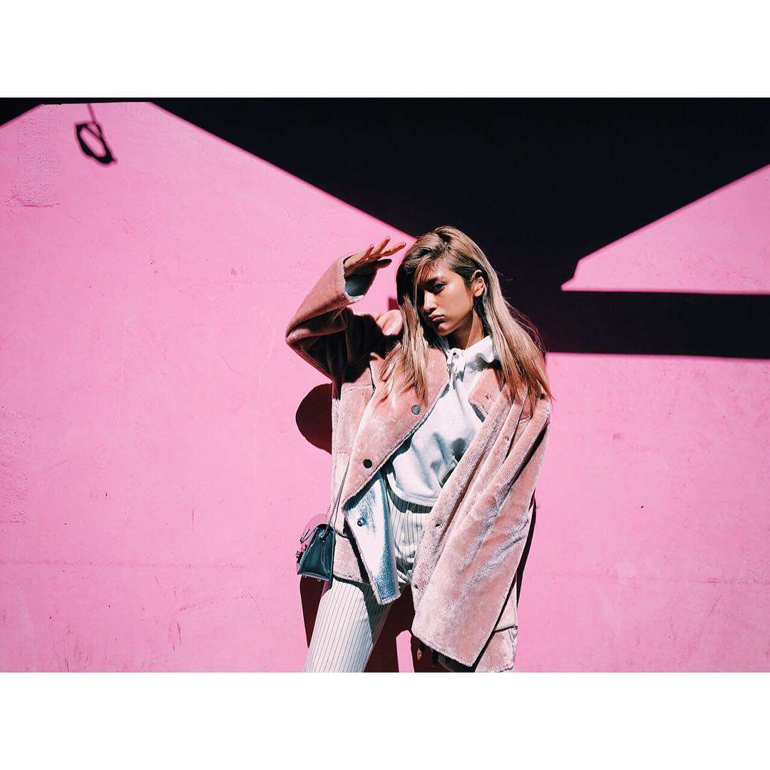 ローラ、イケメン外国人モデルと3ショット