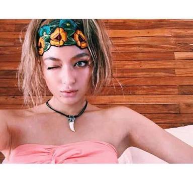 ローラ、イケメン外国人モデルと3ショット