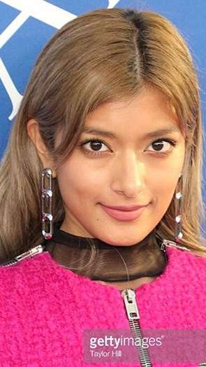 ローラ、イケメン外国人モデルと3ショット