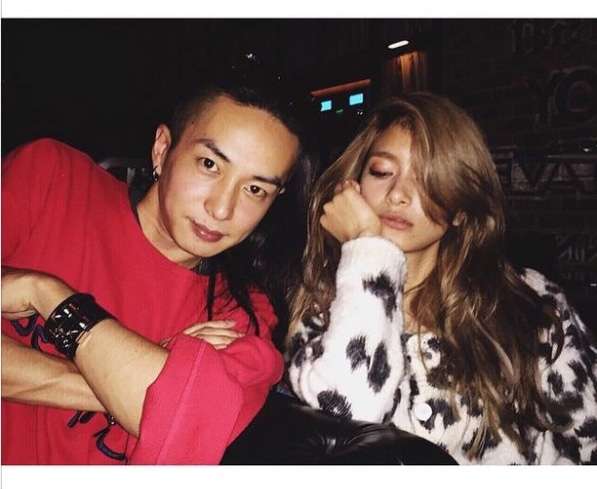 ローラ、イケメン外国人モデルと3ショット