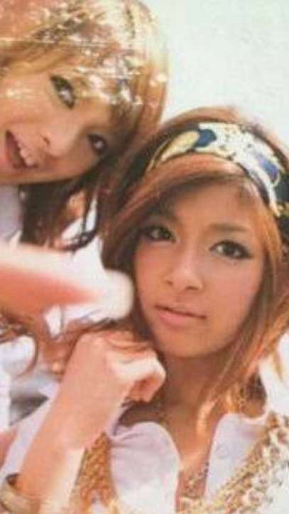 ローラ、イケメン外国人モデルと3ショット