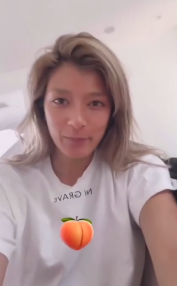 ローラ、イケメン外国人モデルと3ショット