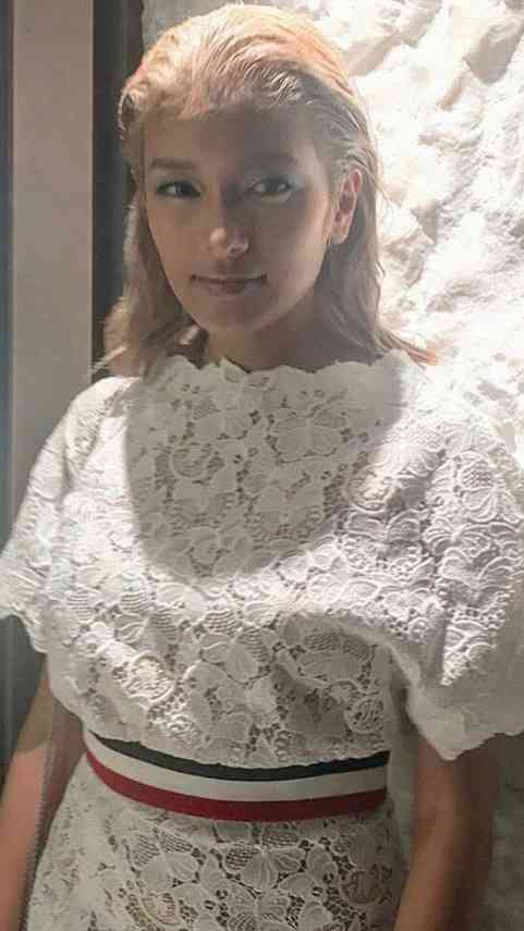 ローラ、イケメン外国人モデルと3ショット