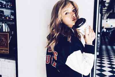 ローラ、イケメン外国人モデルと3ショット