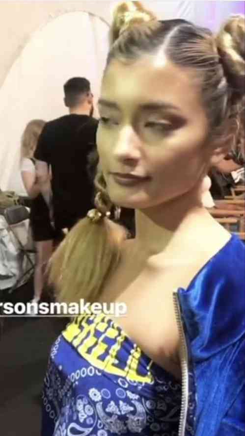 ローラ、イケメン外国人モデルと3ショット