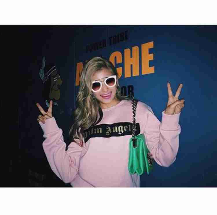 ローラ、イケメン外国人モデルと3ショット