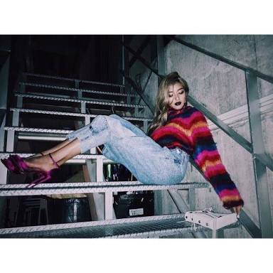 ローラ、イケメン外国人モデルと3ショット