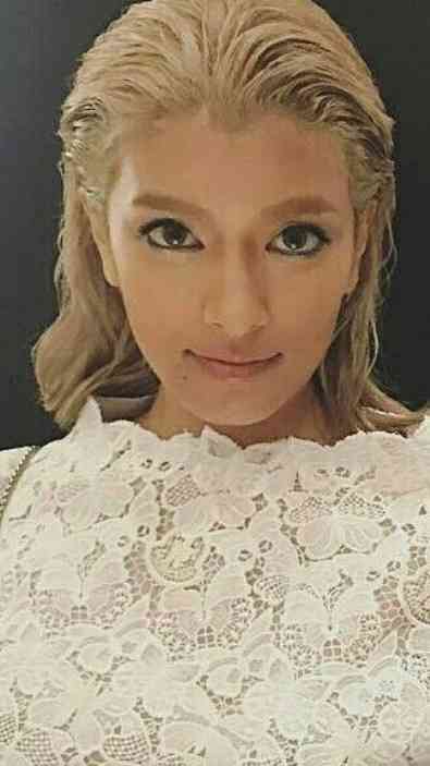 ローラ、イケメン外国人モデルと3ショット