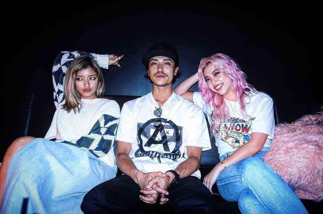ローラ、イケメン外国人モデルと3ショット