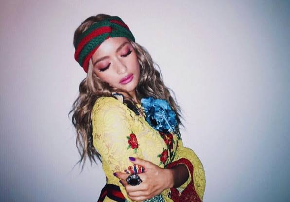 ローラ、イケメン外国人モデルと3ショット