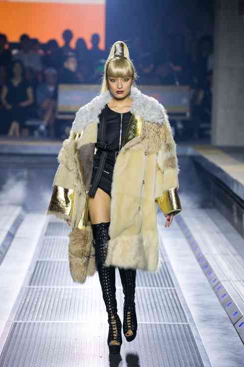 ローラ、イケメン外国人モデルと3ショット