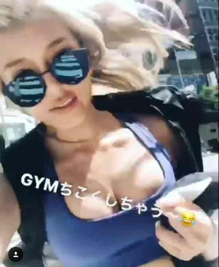 ローラ、イケメン外国人モデルと3ショット