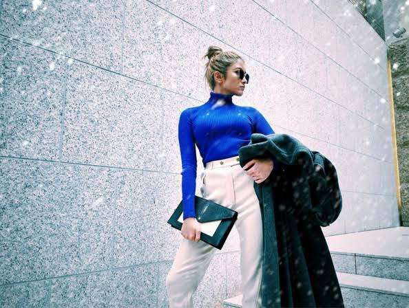 ローラ、イケメン外国人モデルと3ショット
