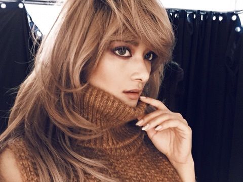 ローラ、イケメン外国人モデルと3ショット