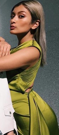 ローラ、イケメン外国人モデルと3ショット