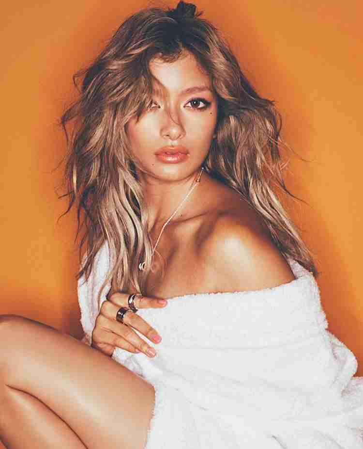 ローラ、イケメン外国人モデルと3ショット