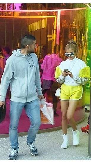 ローラ、イケメン外国人モデルと3ショット