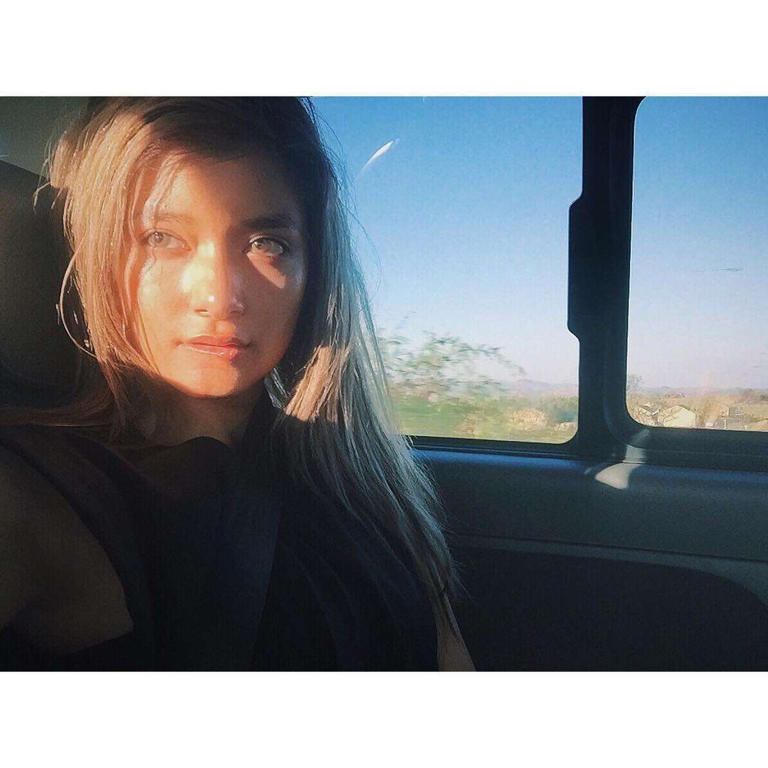 ローラ、イケメン外国人モデルと3ショット