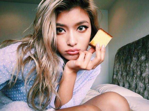ローラ、イケメン外国人モデルと3ショット