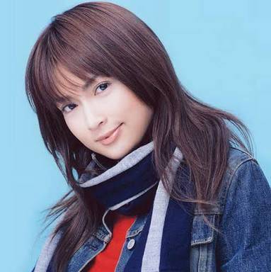 長谷川京子、「唇に違和感が…」アヒル口の自撮り写真に話題騒然