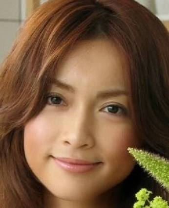 長谷川京子、「唇に違和感が…」アヒル口の自撮り写真に話題騒然