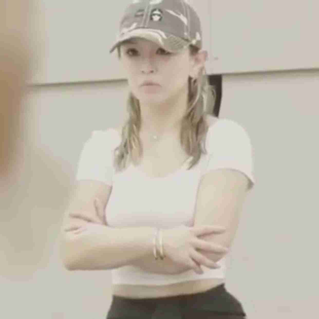 浜崎あゆみ、へそ出しウエアでトレーニング　引き締まった美腹筋とクビレがセクシー