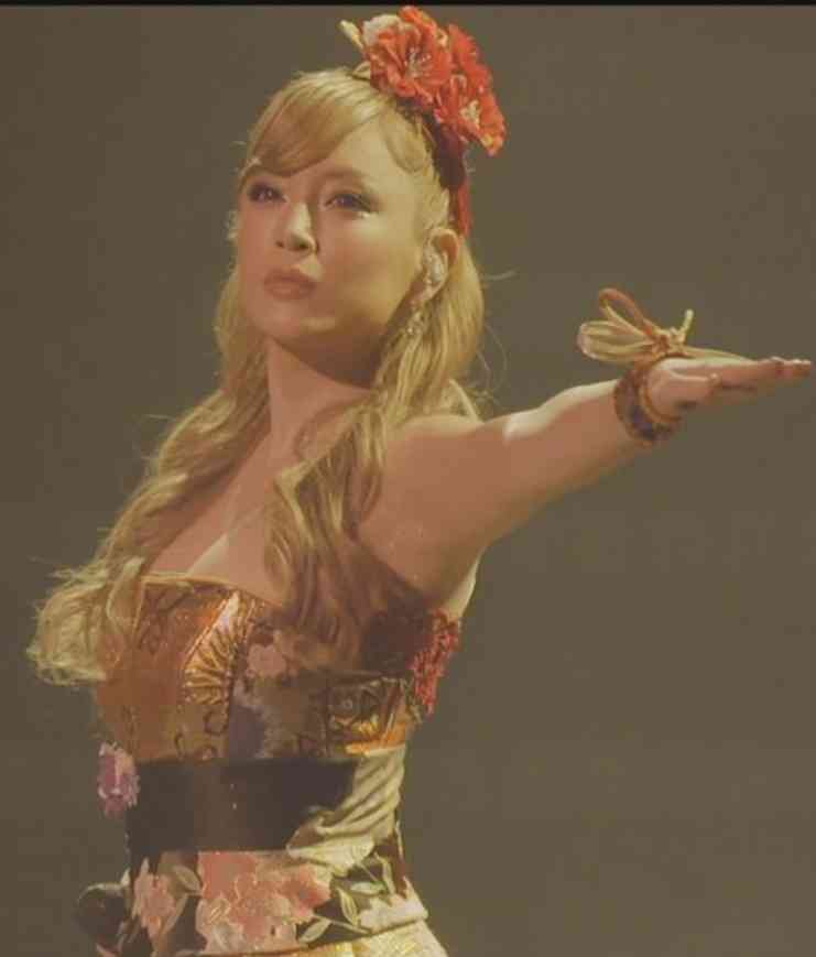 浜崎あゆみ、へそ出しウエアでトレーニング　引き締まった美腹筋とクビレがセクシー