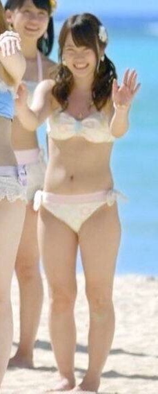 小嶋陽菜、胸元と腰回りが妖艶な水着ショット！「セクシー番長」健在でファン歓喜