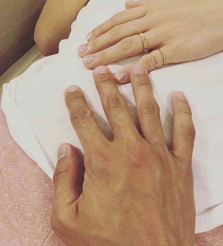 胎動も大きくなってきた 杉浦太陽 辻希美 ぽっこりお腹に重ねた 指輪が光る手 が幸せの極み ガールズちゃんねる Girls Channel