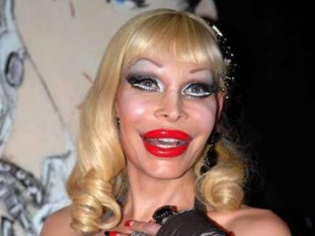 長谷川京子、「唇に違和感が…」アヒル口の自撮り写真に話題騒然