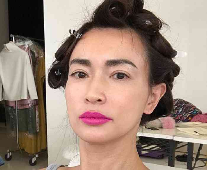 長谷川京子、「唇に違和感が…」アヒル口の自撮り写真に話題騒然