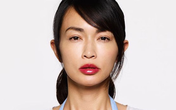 長谷川京子、「唇に違和感が…」アヒル口の自撮り写真に話題騒然