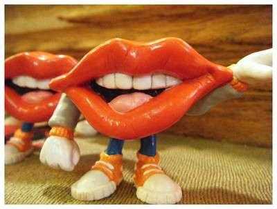 長谷川京子、「唇に違和感が…」アヒル口の自撮り写真に話題騒然