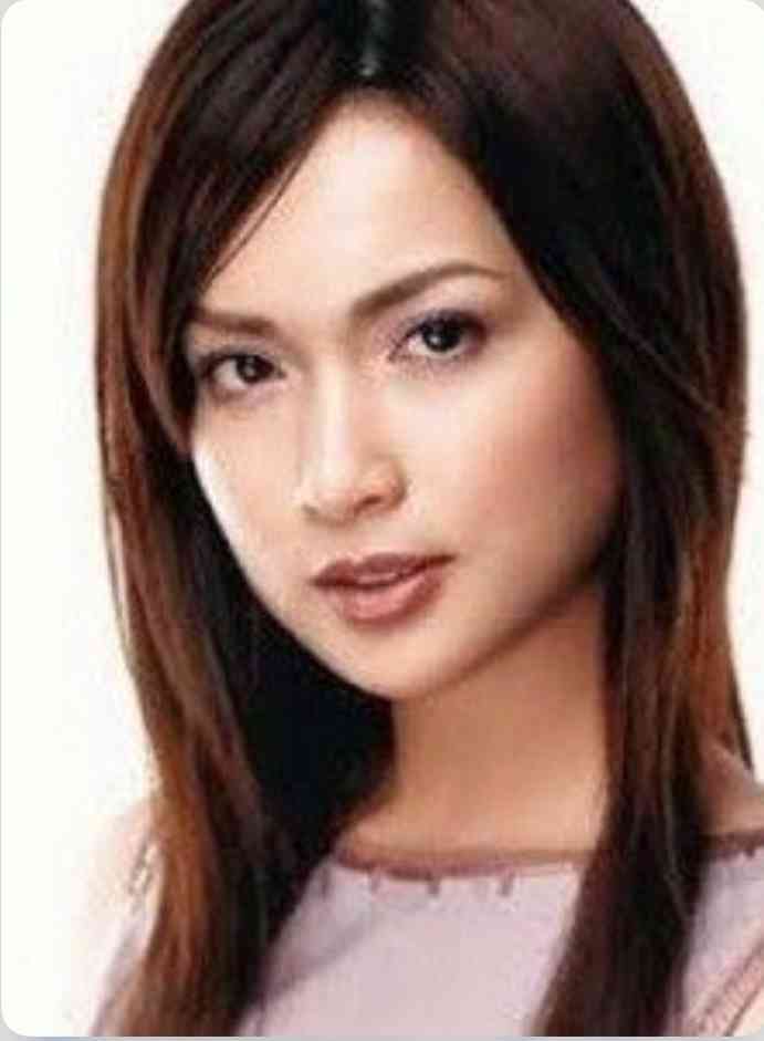 長谷川京子、「唇に違和感が…」アヒル口の自撮り写真に話題騒然