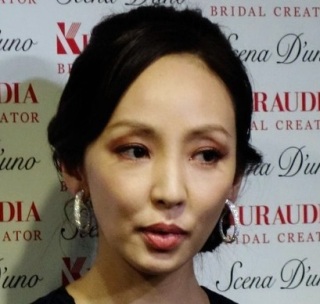 長谷川京子、「唇に違和感が…」アヒル口の自撮り写真に話題騒然