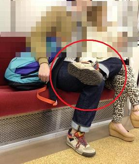 靴を履かせたまま子供を抱っこする親は非常識　匿名投稿に「本当に不快」と共感の声