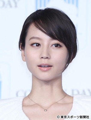 シンプルに一つに結ばれた髪型の芸能人がみたい。