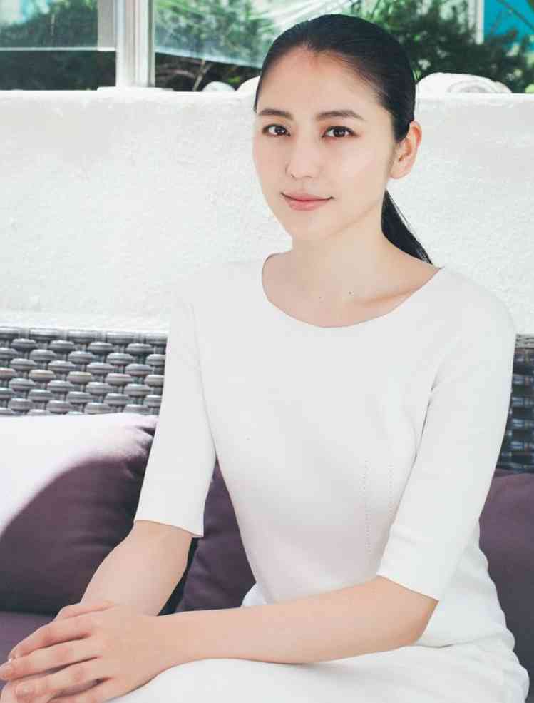 シンプルに一つに結ばれた髪型の芸能人がみたい。