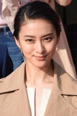 シンプルに一つに結ばれた髪型の芸能人がみたい。
